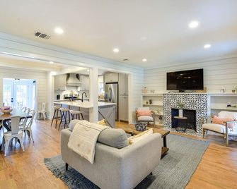 Hot Tub and Fire Pit Pecan Blue Frisco Home! - Frisco - Living room