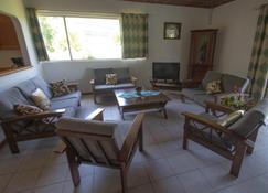 Lemongrass Lodge - Victoria - Living room