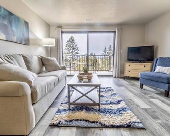 Water View Condo within the Grand Traverse Resort - Williamsburg - Living room