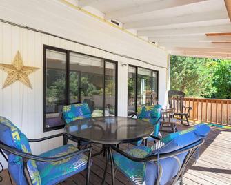 Cozy home for families with game room & playground - Ridgefield - Patio