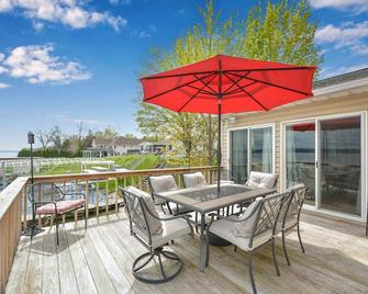 Lakeside Getaway - Modern Living At The Lake's Edge - Seneca Falls - Balcony