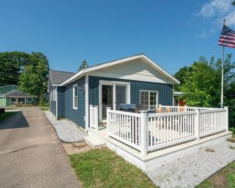 2 Houses right on Gun Lake with Dock! Lake Toys & Game Room Optional boat rental - Shelbyville - Edificio