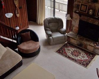 Splendid European-Style Chalet w/ Game Room and Renovated Baths - McGaheysville - Salon