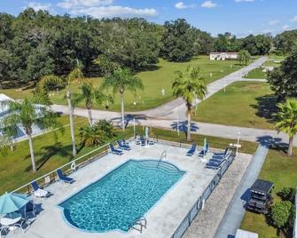 2 Bed Cozy Home, Dade City, Pickle Ball - Dade City - Piscina