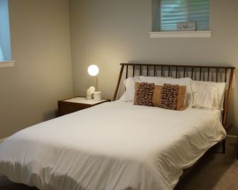 Modern 1br Near Providence & Boeing - Fast Wifi & Work Desk - Everett - Bedroom