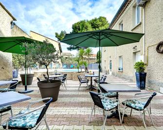 Logis Hôtel La Bastide d'Entraigues - Entraigues-sur-la-Sorgue - Patio