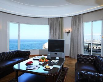 Warwick Palm Beach Hotel - ביירות - סלון