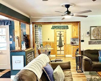 Location, Location, Location! Charming West Village Cabin In Town- 2 Miles/Lake. - Shaver Lake - Sala de estar