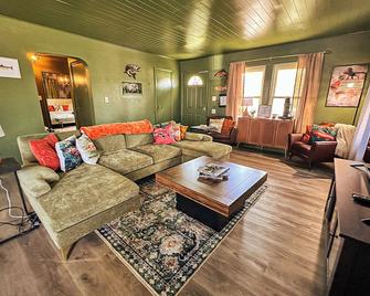 2 Bed1bathkitchengrillfirepit-sleeps 6pp - Russell - Obývací pokoj
