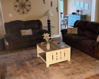 Spacious 3br/2ba Downtown Eufaula Home Near Lake & Hospital - Eufaula - Huiskamer