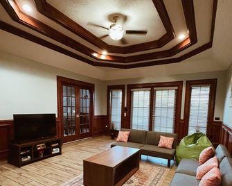 Charming Pet-Friendly Home near Progreso w Grill, Smart TVs, and Fenced Yard - Weslaco - Living room