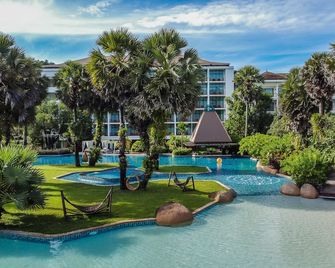 Naithonburi Beach Resort (SHA Plus+) - Sakhu - Pool