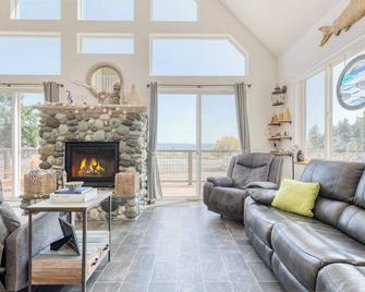 Sisters by the Sound by AvantStay Beach Access - Coupeville - Living room