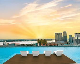 M Residence Hotel - Nom Pen - Piscina