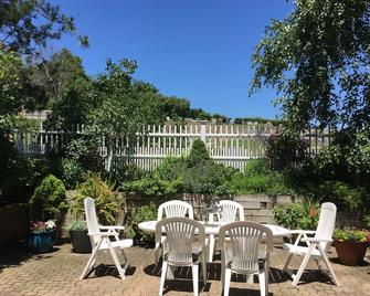 Third Floor Suite in waterfront Victorian on peninsula surrounded by ocean - Hull - Patio