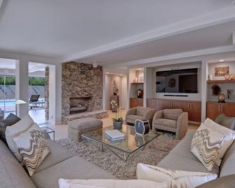 The Cascades Retreat - Walk to Downtown! - Palm Springs - Living room