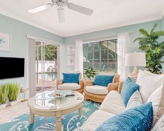 Comfortably Chic Pool Home Retreat - Naples - Wohnzimmer