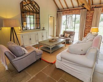 The Carthouse, Pet Friendly, Luxury Holiday Cottage in Welland - Ledbury - Living room