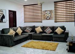 Gorgeous, Quiet & Comfy-Close to Highway-Parking - Accra - Living room