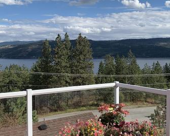 Beautiful lake view home, sleeps 8, pets allowed - Fintry - Balcón