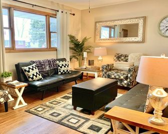 Fun Escape 1 - Starved Rock - Skydive- Game Room - Ottawa - Living room