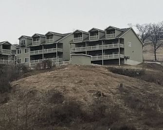 Two bedroom, 2 1/2 bath Condo. Great River Views & Pool! - Grafton - Building