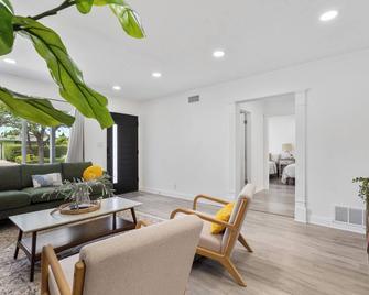 Spacious Family Escape – 4BR Home in Prime Huntington Beach Location - Santa Ana - Living room