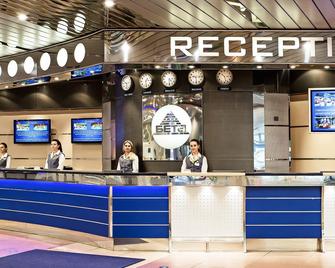 イズマイロヴォ ベータ ホテル - モスクワ - フロントデスク