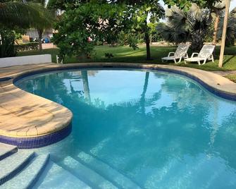 Un lugar para descansar en familia, sin el bullicio de la ciudad. - Monterrico - Piscina