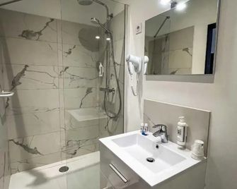 Le Central Hotel Bar Restaurant - Balaruc-les-Bains - Łazienka