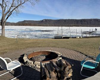 Riverfront Retreat in Wabasha - Wabasha - Patio
