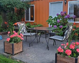 Charming walkout basement patio suite - ocean views. - Cowichan Bay - Patio