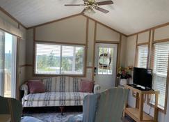 Charming Tiny House - Lexington - Living room