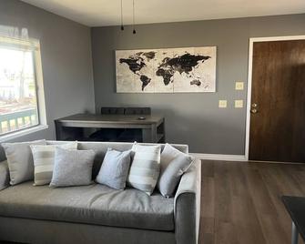Quiet and Cozy 1br upstairs Guest House - Hesperia - Wohnzimmer