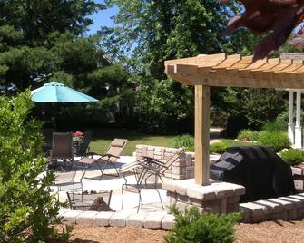 Charming Horse Farm Country Cottage on Rolling Hills - Suttons Bay - Patio