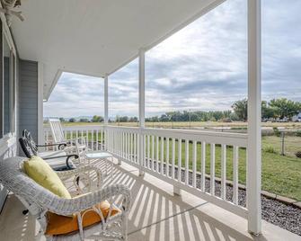 Watering Hole: Spacious Quiet Country Home - Loma - Balcony