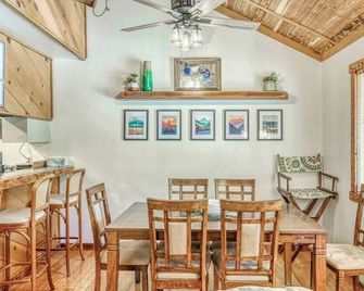 Little Ski Lodge-Across from Pool, Spa & Sauna! - Shaver Lake - Comedor
