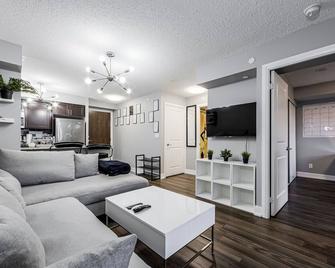 1 BDRM w pool Perfect location Free parking - Toronto - Sala de estar