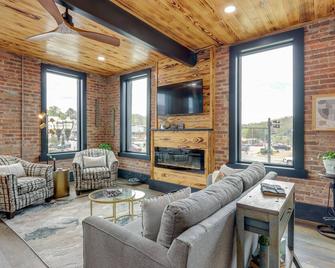 Luxurious Downtown Murphy Vacation Rental Loft! - Murphy - Huiskamer