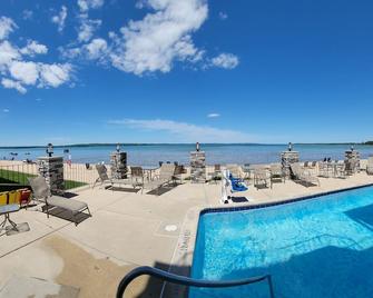 Pointes North Beachfront Resort Hotel - Traverse City - Pool