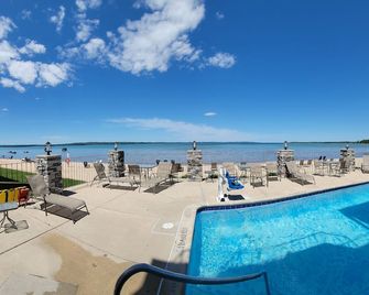 Pointes North Beachfront Resort Hotel - טראברס סיטי - בריכה