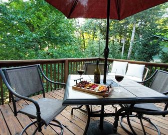 This cabin is a 2 bedroom(s), 1.5 bathrooms, located in Saugatuck, MI. - Saugatuck - Balcony