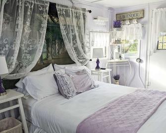 Lavender Limited at Olympic Railway Inn - Pet Friendly - Sequim - Bedroom