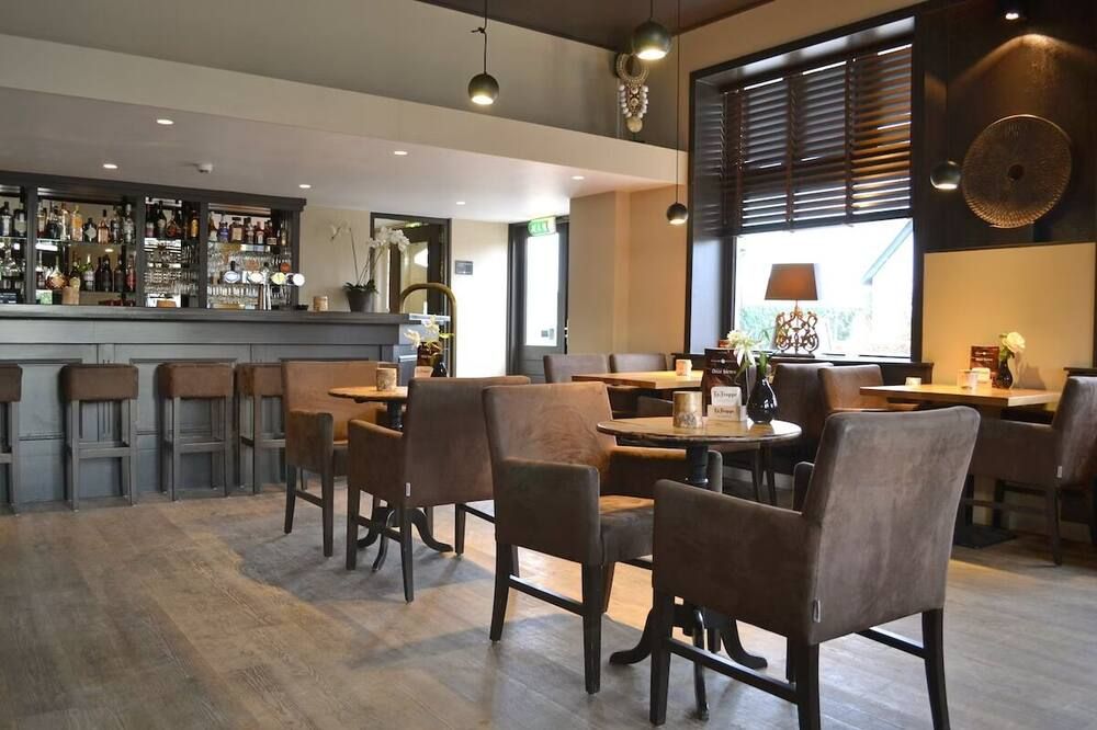 Relax in Comfort Close to Dutch Palaces and Woodland Trails! Onsite Dining! - Beekbergen - Bar