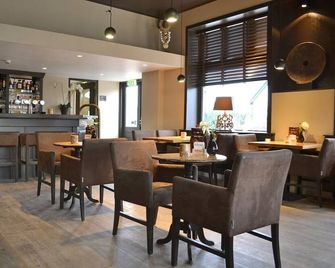 Relax in Comfort Close to Dutch Palaces and Woodland Trails! Onsite Dining! - Beekbergen - Bar
