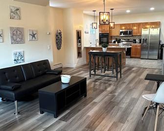 51 Seymour St - Pittsfield - Salon