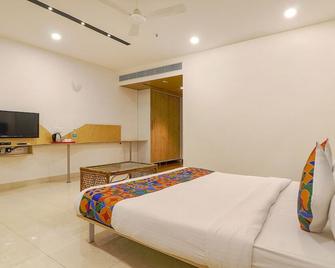 Fabhotel Aamantran & Banquet Halls - Nr Rtc X Roads Metro Station - Hyderabad - Bedroom