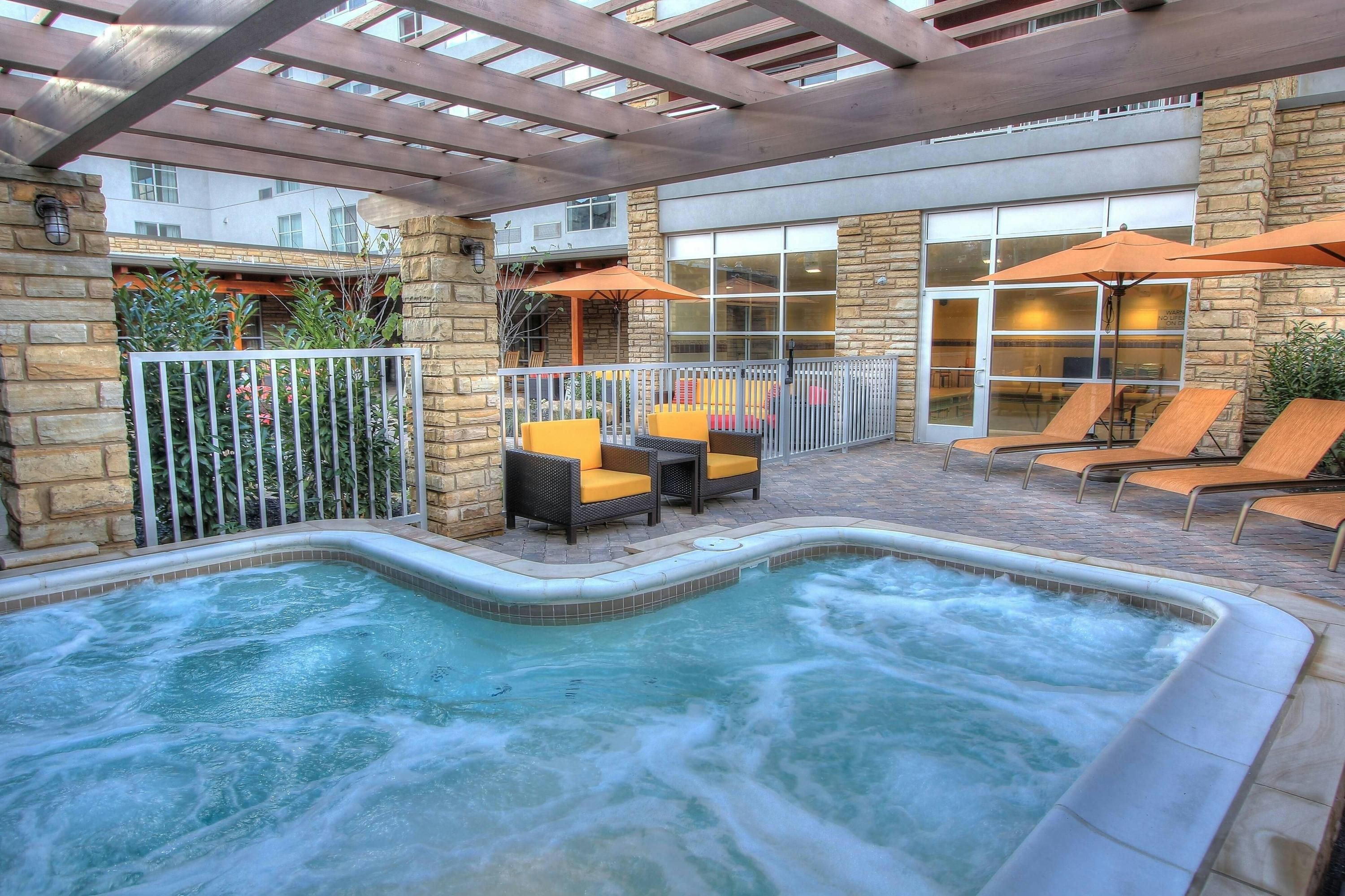 Courtyard by Marriott Gatlinburg Downtown - גאטלינברג - בריכה