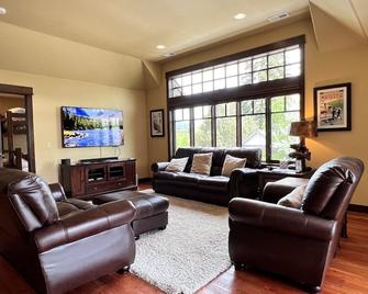 Rs156 - Whitefish - Living room