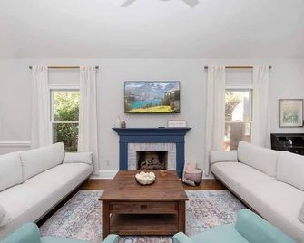 Fantastic Home 6 Bedrooms Awesome Location - Charlotte - Living room